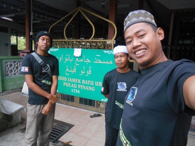 4-Dua-Beradi-Cuci-192-masjid-Di-Malaysia-Selesai-Misi-Akhirat-VITDAILY