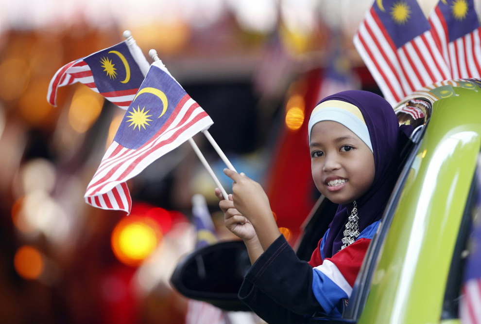 kid-with-malaysia-flag